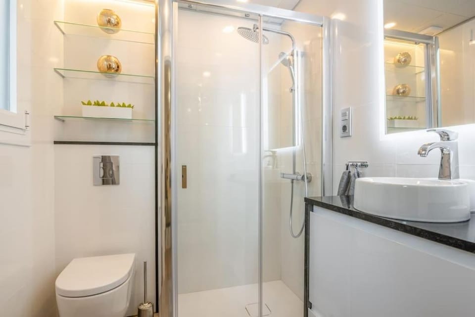Casa Frida Puerto Banús and Private Parking Apartment in Marbella