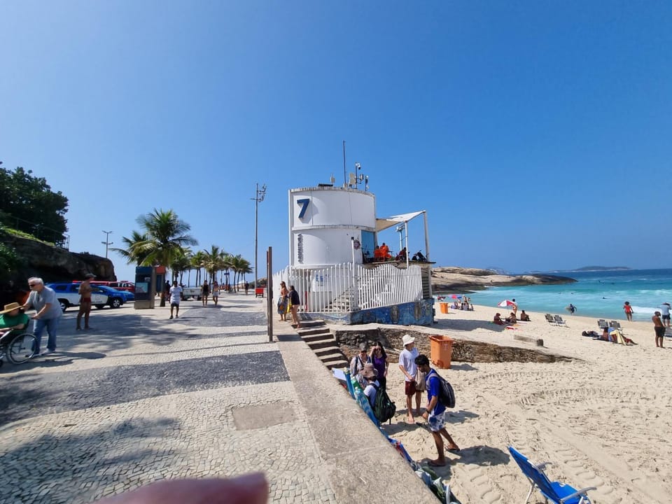 SUÍTE c vista livre e pertíssima das PRAIAS IPANEMA LEBLON ARPOADOR COPACABANA e do CRISTO REDENTOR do BONDINHO PÃO DE AÇUCAR etc Chegando mais cedo que o Check-in do meio-dia, deixe suas malas e vá se divertir, idem no Check-out das 10h manhã Vacation rental in Rio de Janeiro
