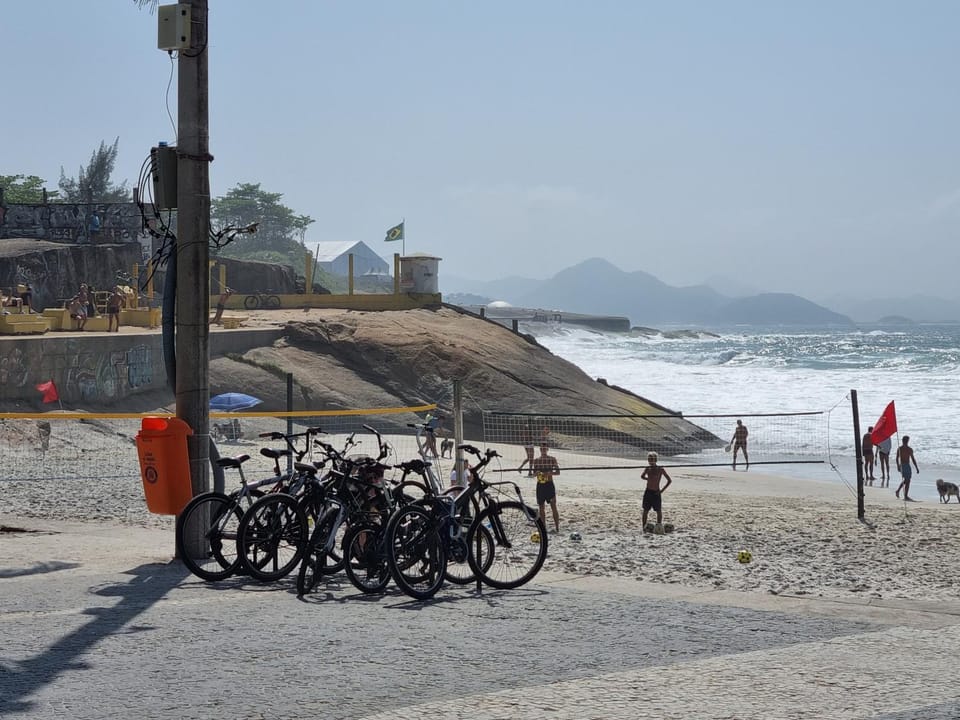SUÍTE c vista livre e pertíssima das PRAIAS IPANEMA LEBLON ARPOADOR COPACABANA e do CRISTO REDENTOR do BONDINHO PÃO DE AÇUCAR etc Chegando mais cedo que o Check-in do meio-dia, deixe suas malas e vá se divertir, idem no Check-out das 10h manhã Vacation rental in Rio de Janeiro