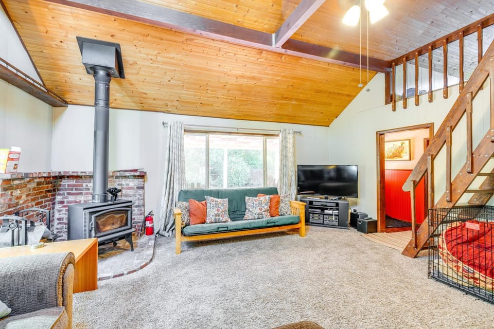 Pet-Friendly Ocean Park Rental w/ Outdoor Fire Pit House in Ocean Park