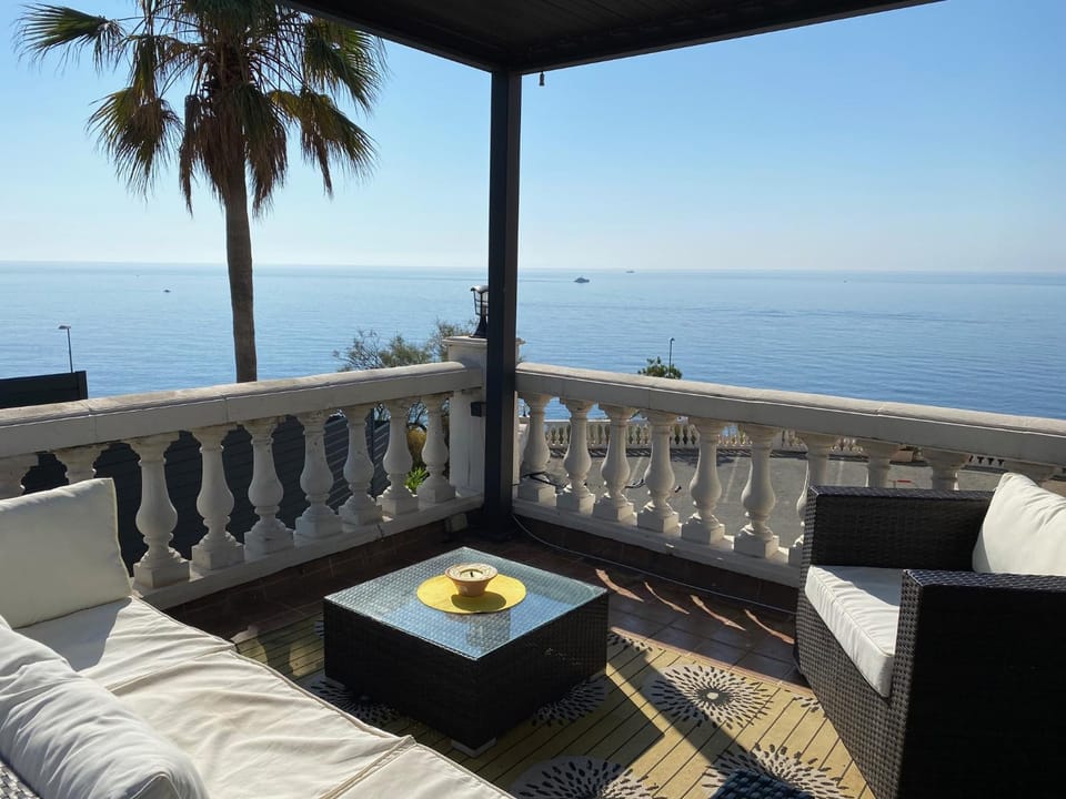 Studio et son Rooftop Panoramique Privé, Saint Raphaël, Anthéor, plage et gare à Pieds Apartment in Saint-Raphael
