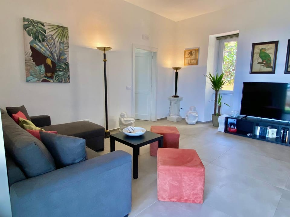 TV and multimedia, Living room, Seating area, Evening entertainment