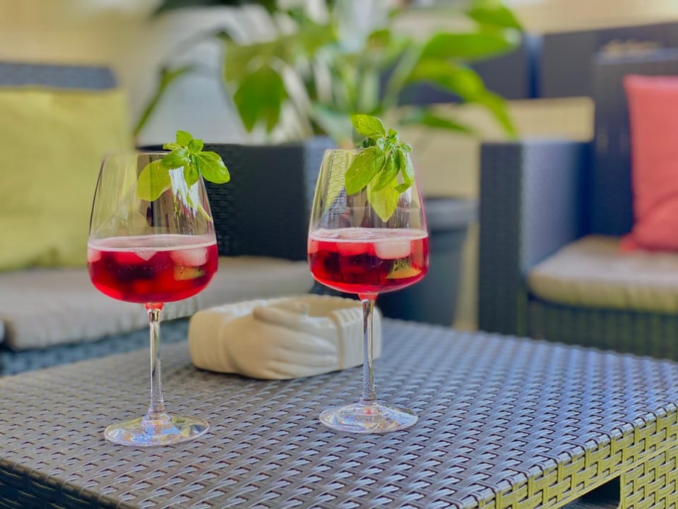 Garden, Balcony/Terrace, Living room, Food and drinks, Drinks, Alcoholic drinks