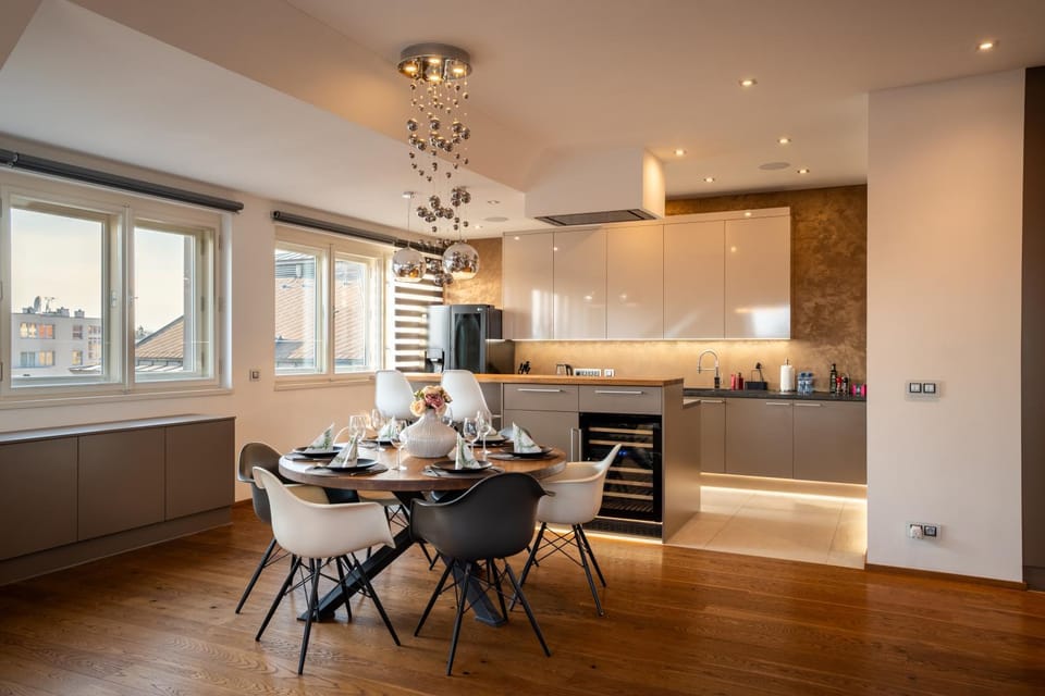 Living room, Seating area, Dining area, minibar, pet friendly, stove