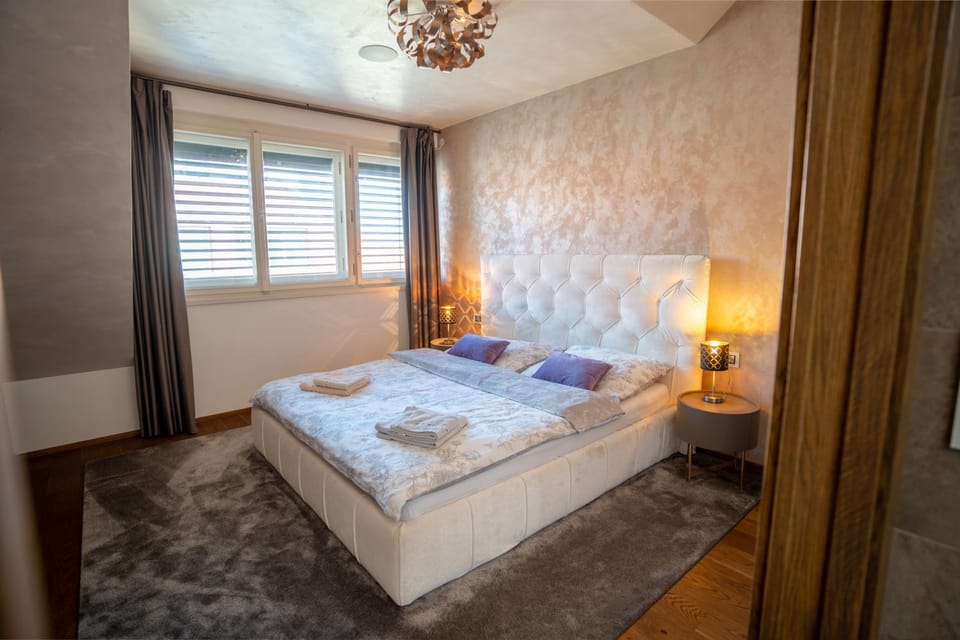 Bed, Bathroom, Photo of the whole room, Bedroom, towels