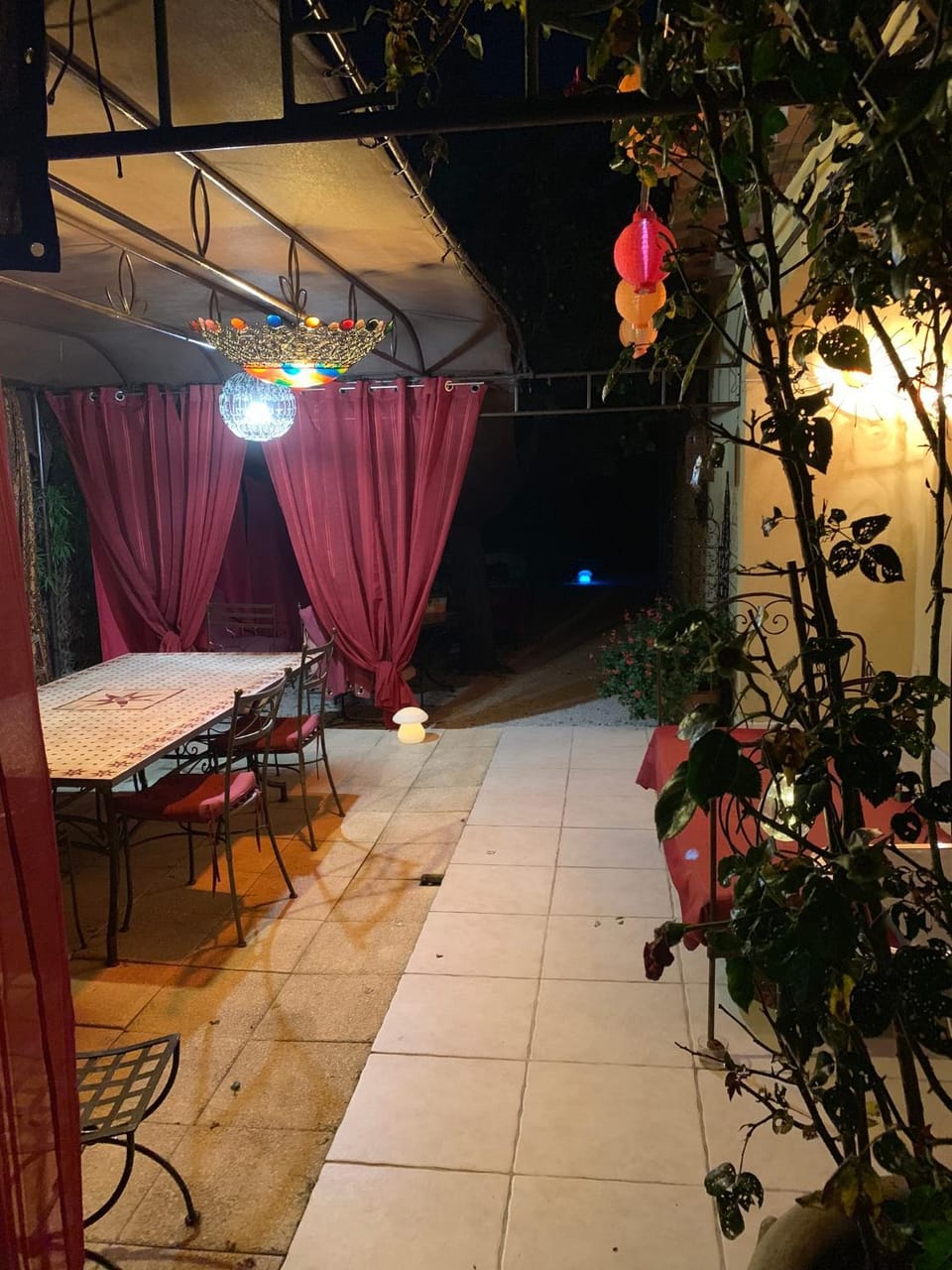 Aux Amandiers Bed and Breakfast in Fréjus