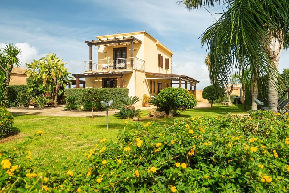 Property building, Spring, Day, Natural landscape, Garden, Garden view