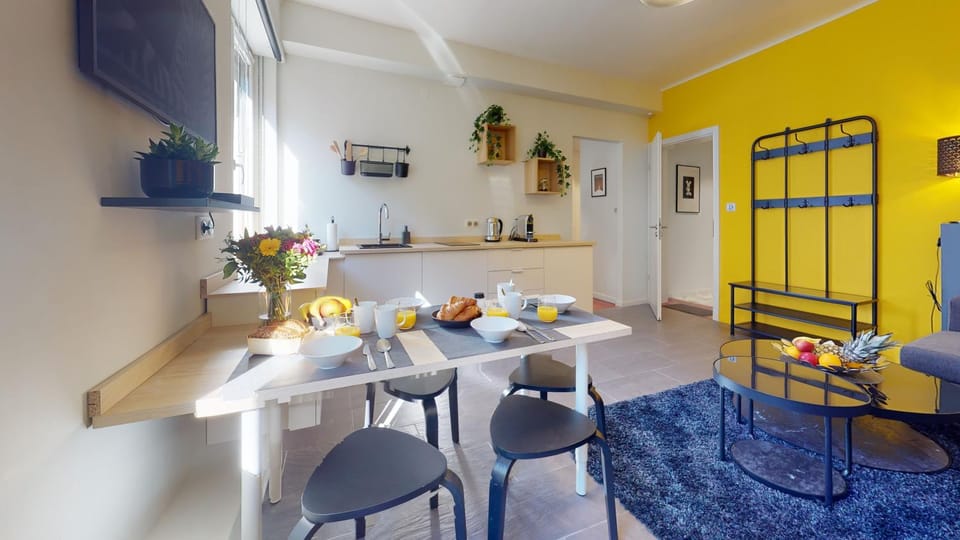 Kitchen or kitchenette, Seating area, Dining area