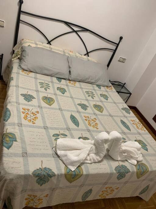 Bed, Photo of the whole room, Bedroom, towels