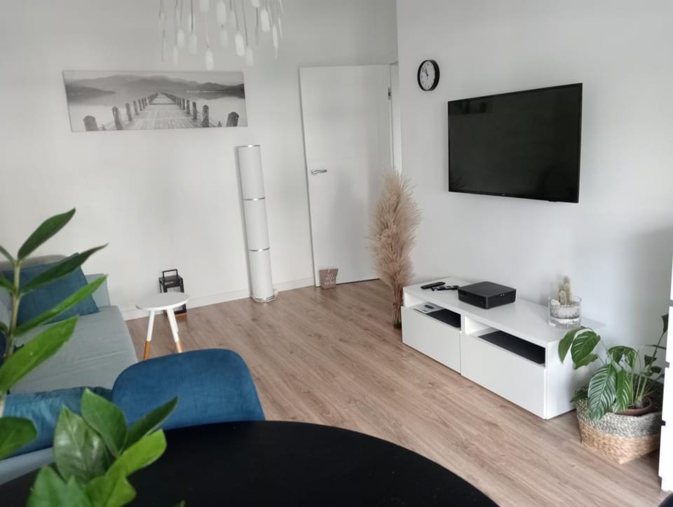 Communal lounge/ TV room, TV and multimedia, Living room, Seating area, Evening entertainment