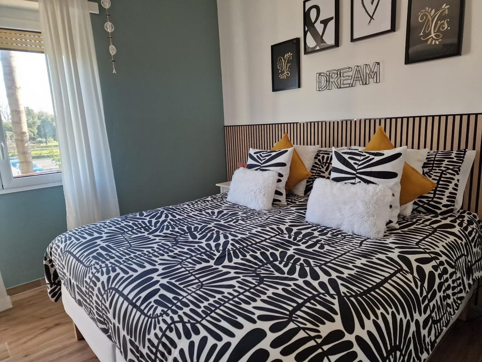 Property building, Bed, People, Winter, Photo of the whole room, Bedroom, Area and facilities, Area and facilities, Certificate/Award, Certificate/Award, Certificate/Award, locker, locker