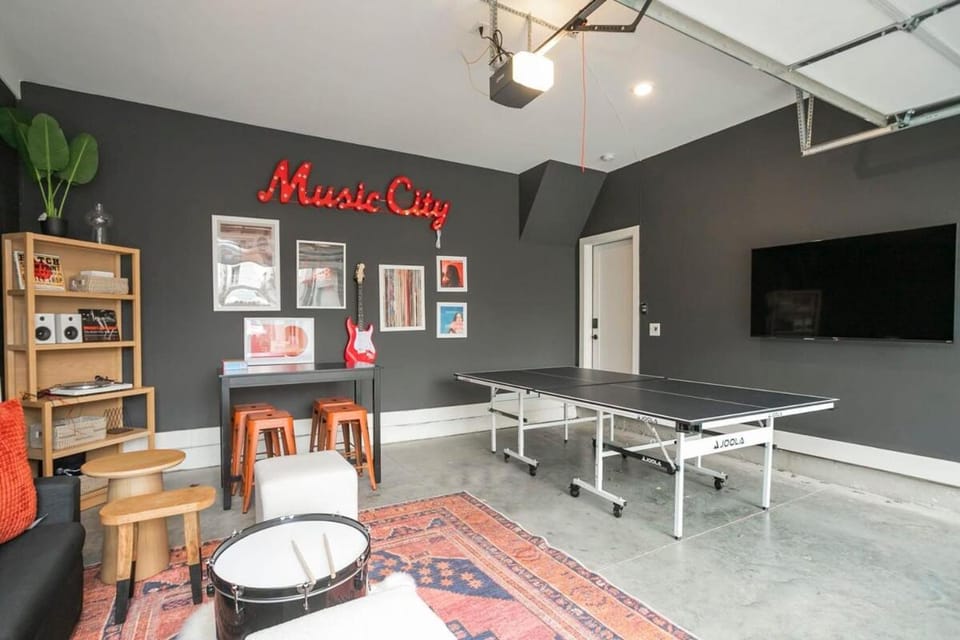 Stylish New Gulch Home Rooftop Deck w City Views House in Nashville