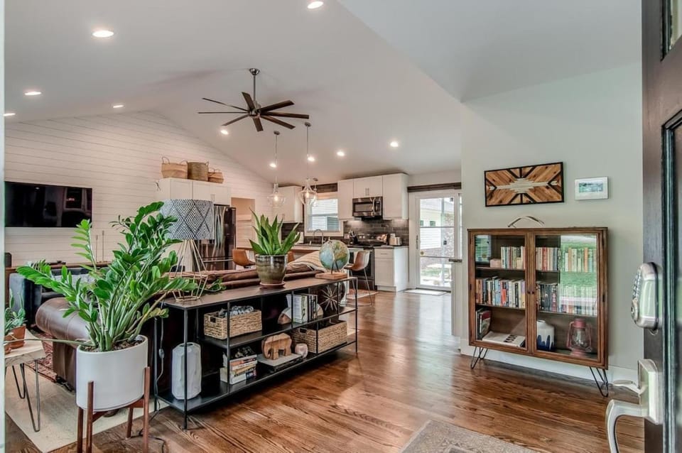 Spacious Modern Ranch 5 Miles to Downtown House in East Nashville