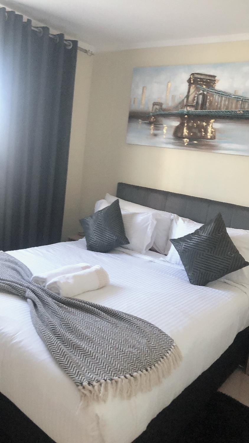 Bed, Bedroom, towels