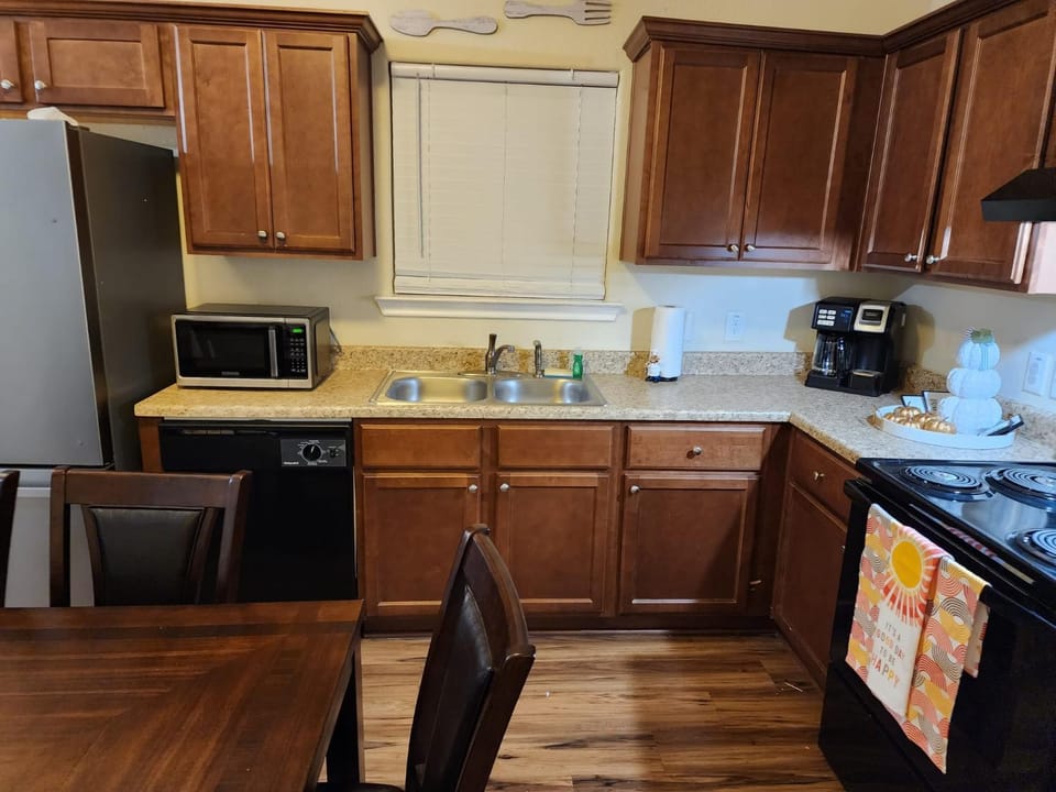 Kitchen or kitchenette, Dining area, minibar