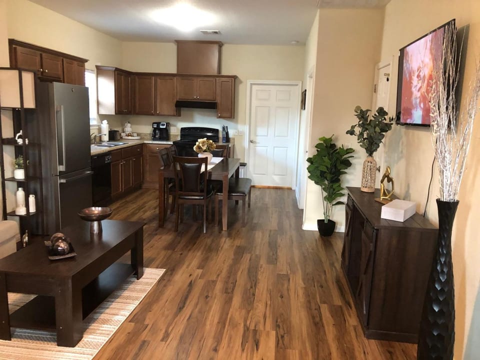 Communal lounge/ TV room, Coffee/tea facilities, Kitchen or kitchenette, Dining area, Evening entertainment, oven, stove