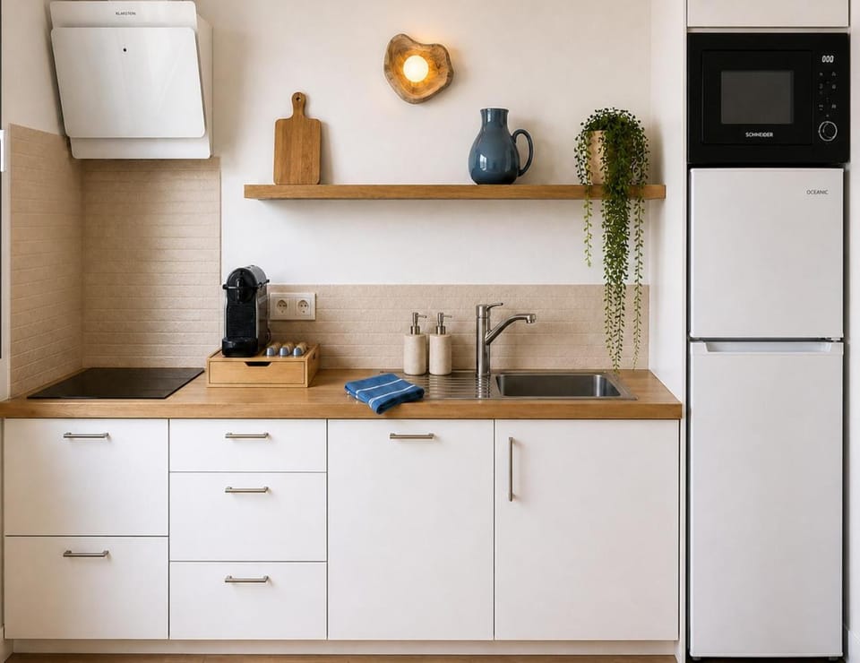 Coffee/tea facilities, Kitchen or kitchenette, dishwasher, oven, stove