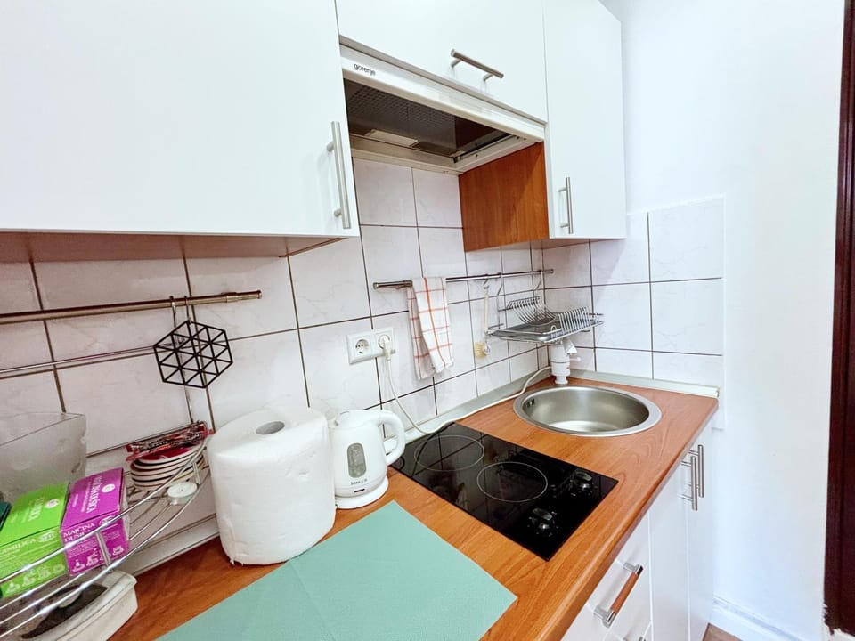 Coffee/tea facilities, Kitchen or kitchenette, stove