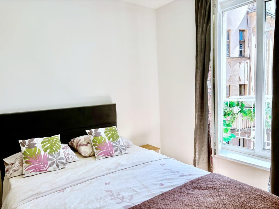 Bed, View (from property/room), View (from property/room), Photo of the whole room, Bedroom