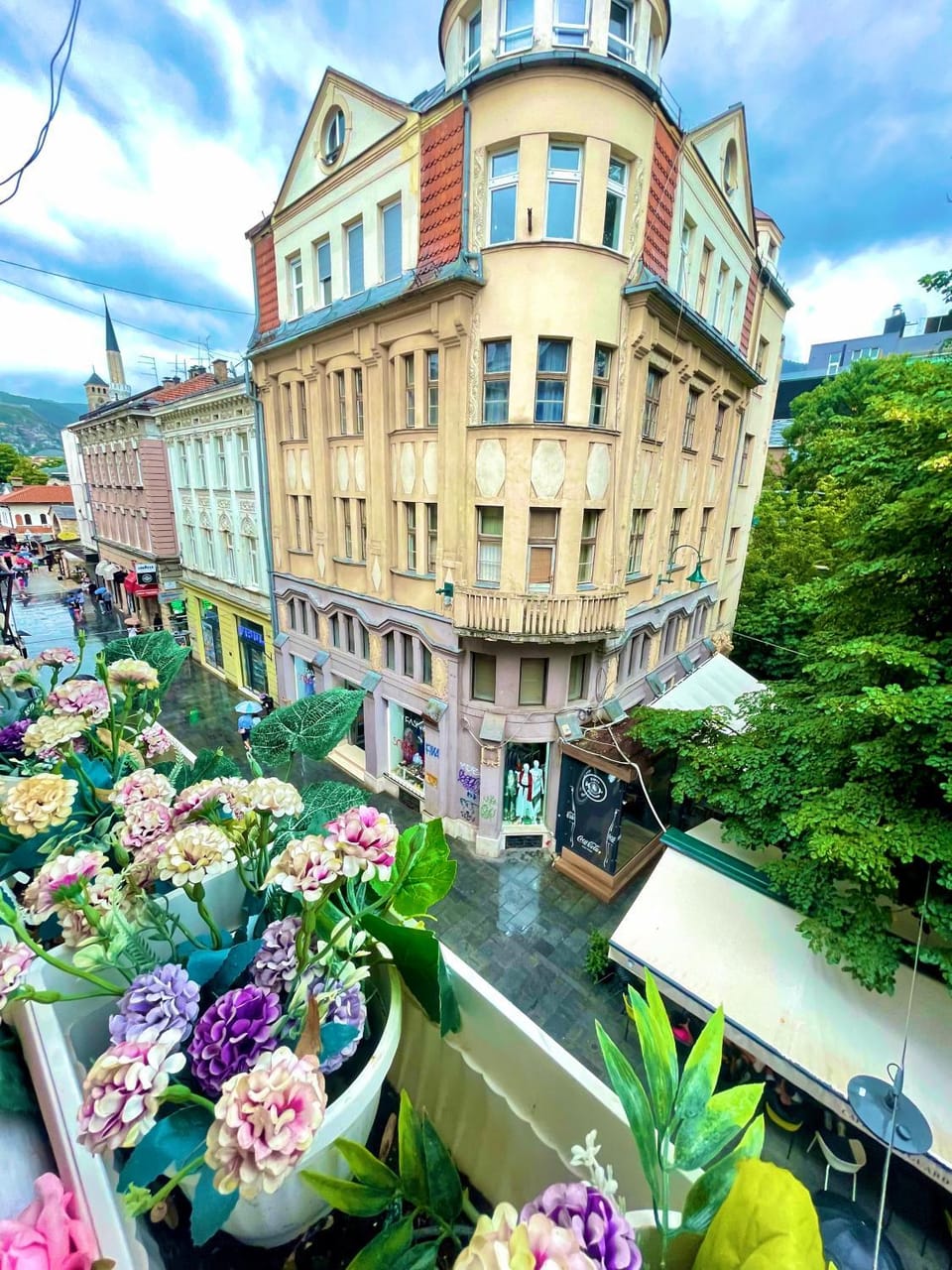 Property building, Nearby landmark, Facade/entrance, Spring, Day, Neighbourhood, On-site shops, View (from property/room), Balcony/Terrace, On site, City view, Street view, Location