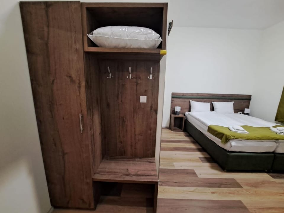 Bedroom, wardrobe