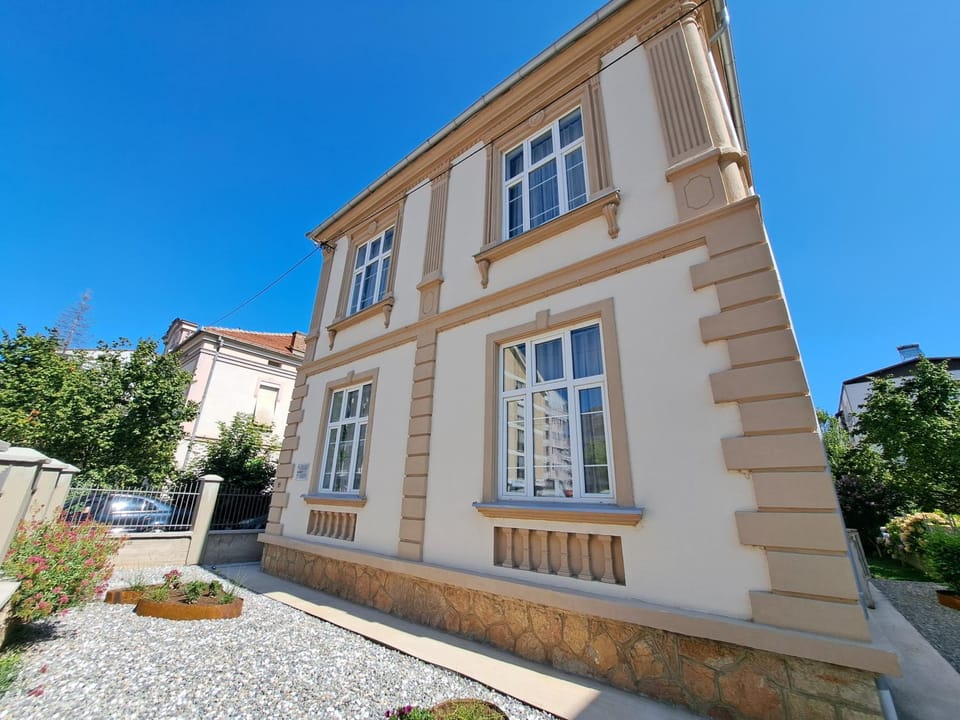 Property building, Day, Garden