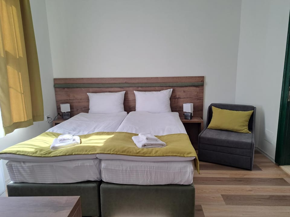 Bed, Bedroom, towels