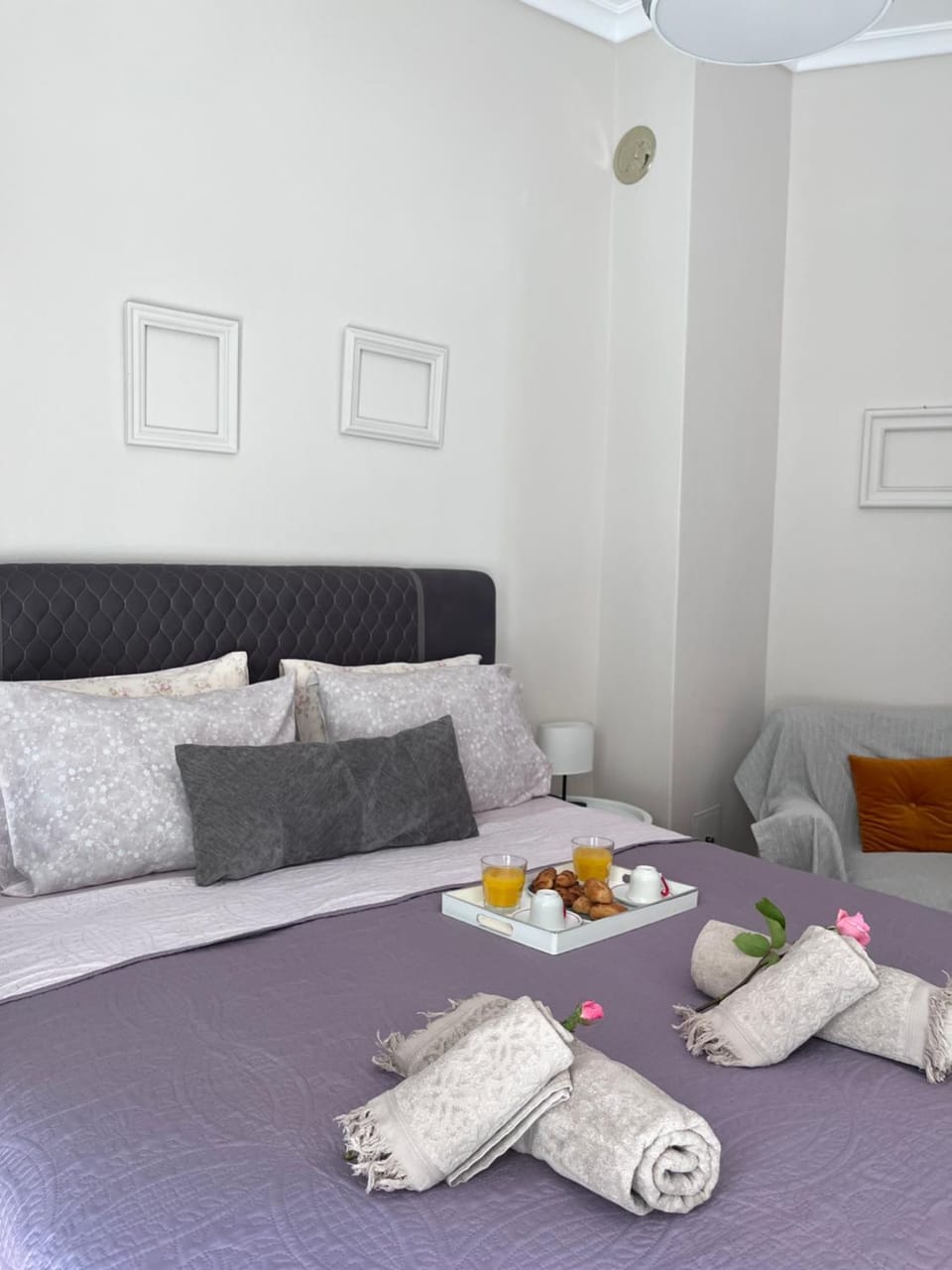 Bed, towels