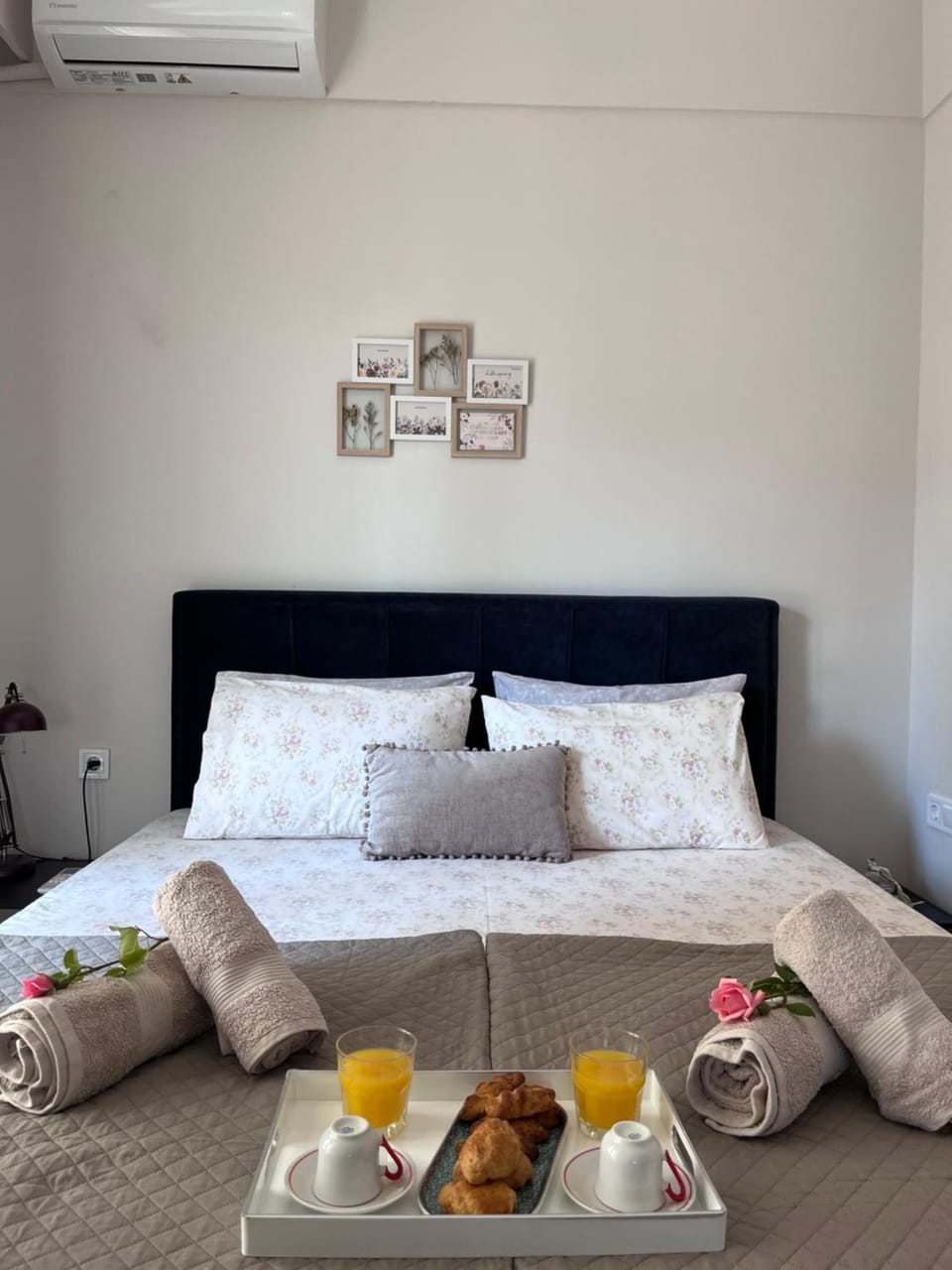 Bed, towels, air conditioner