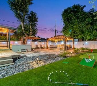 Family Fun & Backyard Oasis Hot Tub Games & BBQ House in St Petersburg