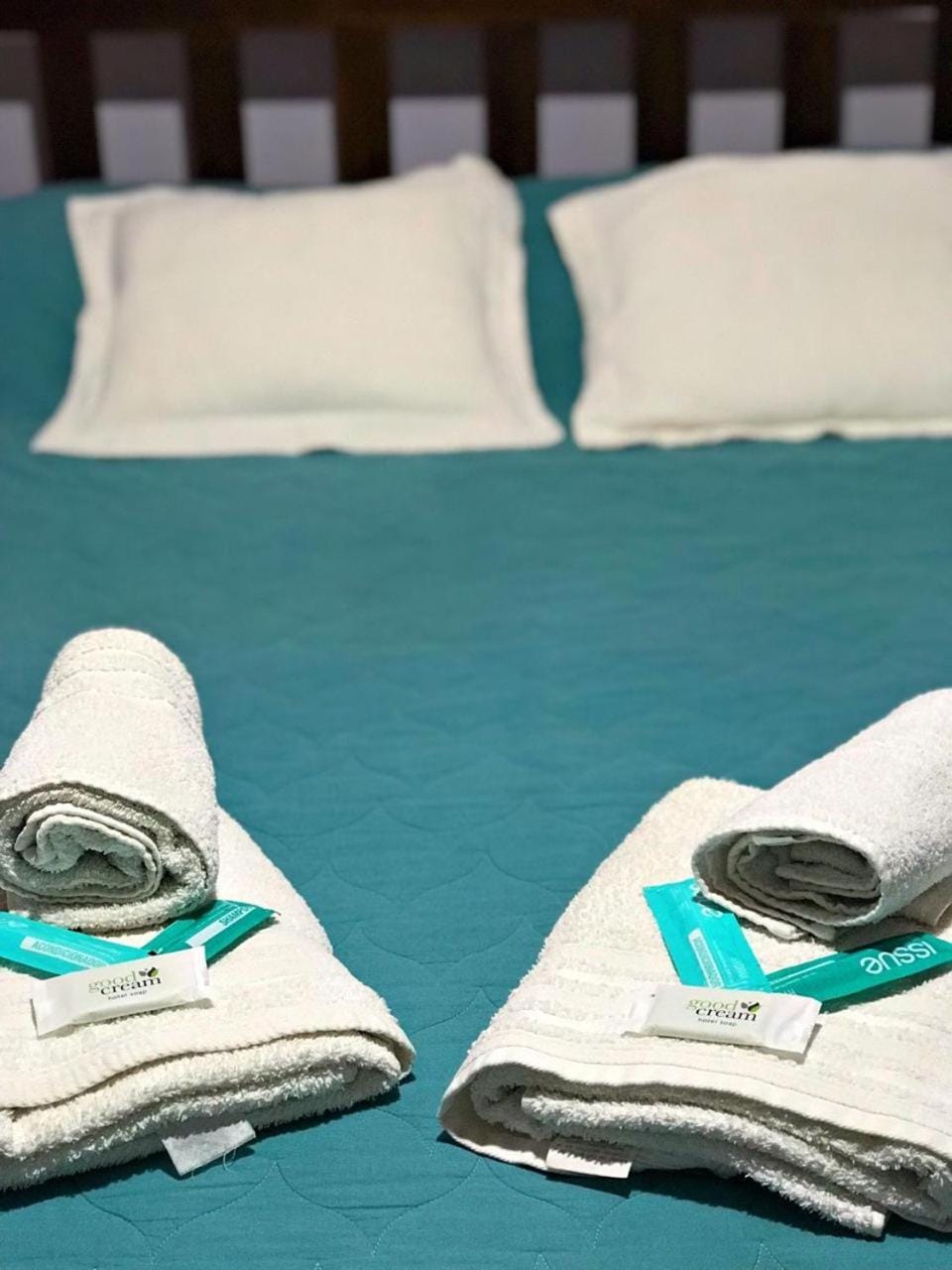 Bed, towels