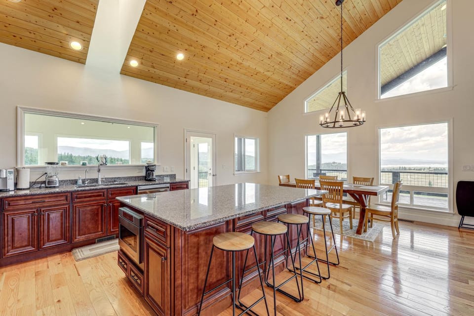 Mountain & Lake View: Rexford Estate on 28 Acres! House in Idaho