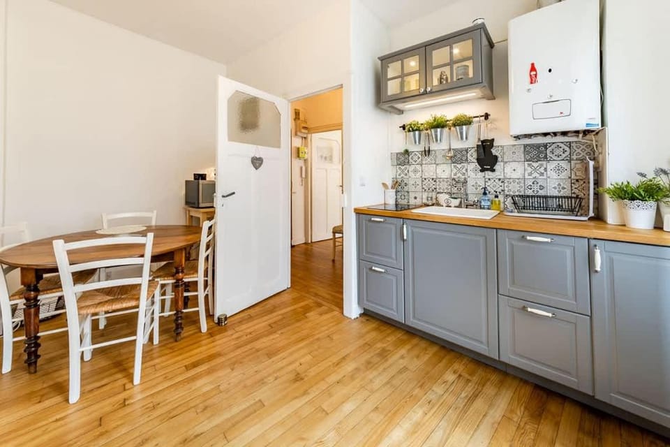 Kitchen or kitchenette, Dining area, oven, stove