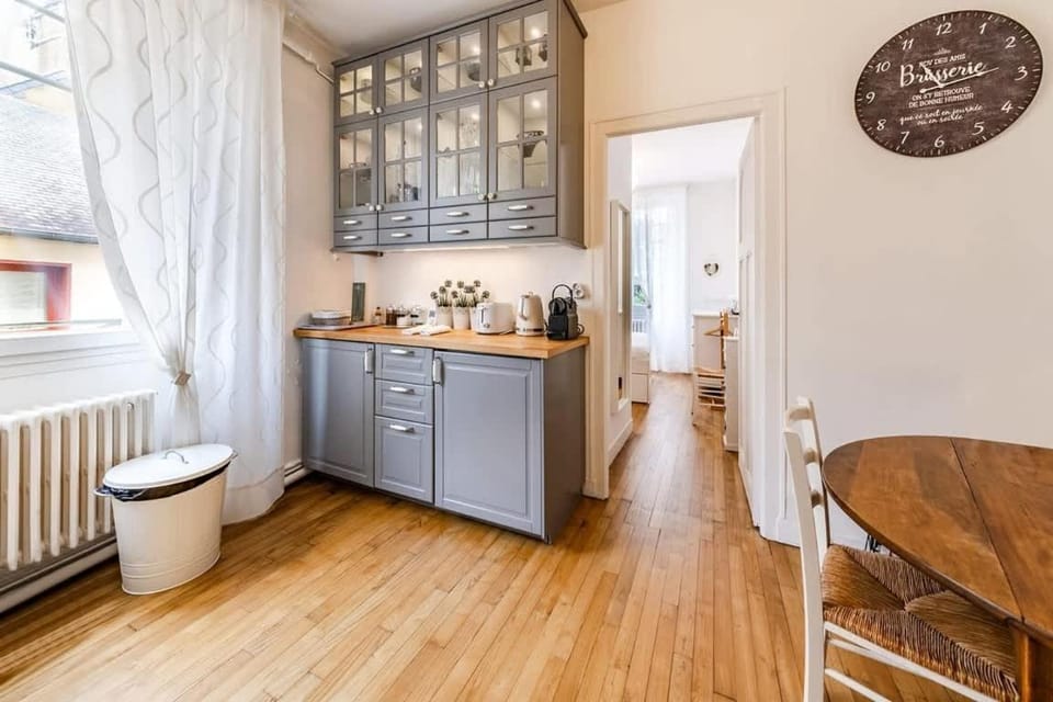 Coffee/tea facilities, Kitchen or kitchenette, Dining area, stove