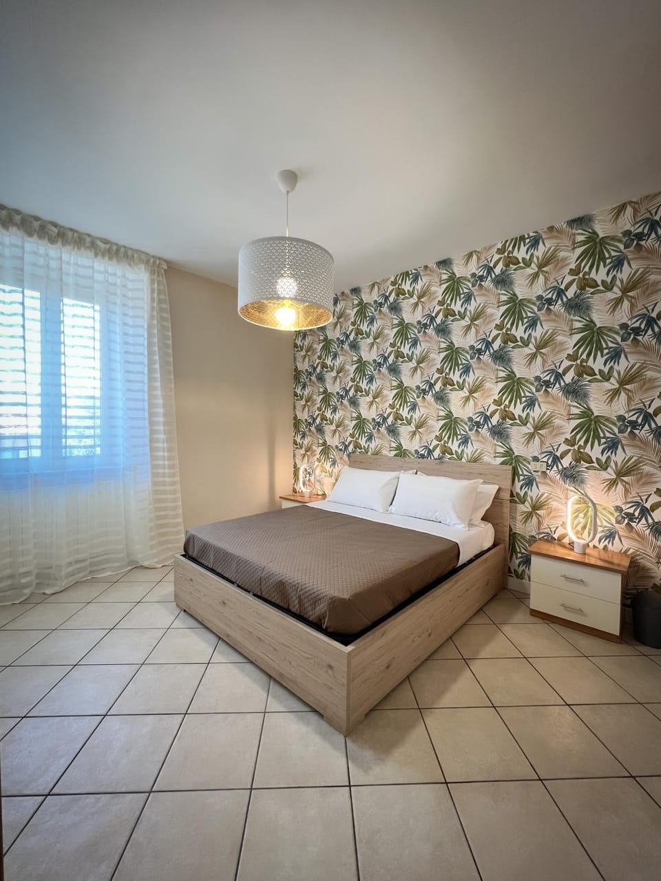Coffee/tea facilities, Decorative detail, Bedroom, Street view, fireplace, towels