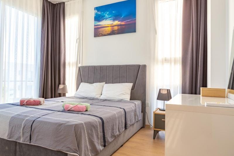 Bed, Photo of the whole room, Bedroom, towels