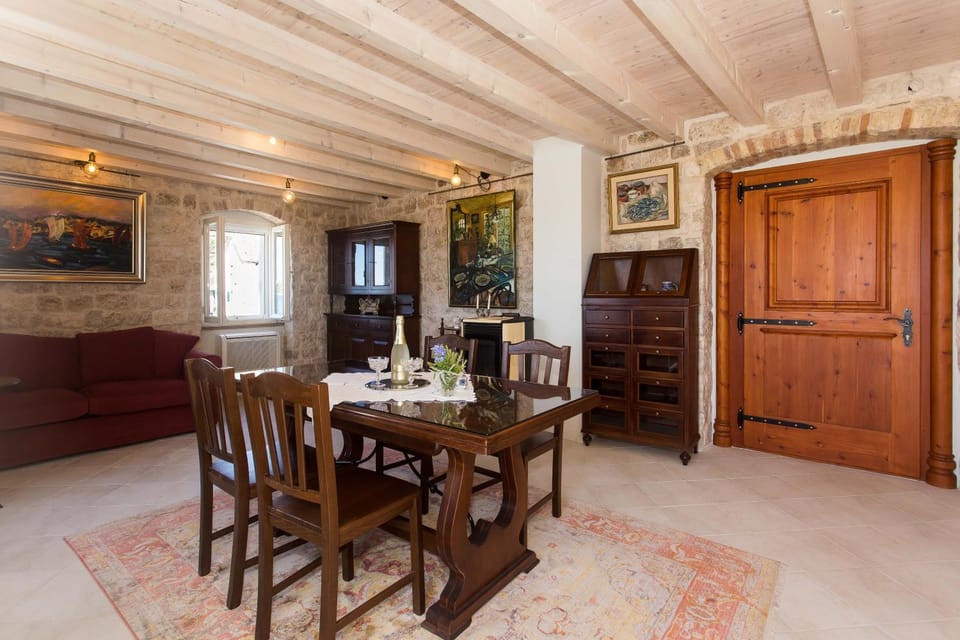 Seating area, Dining area