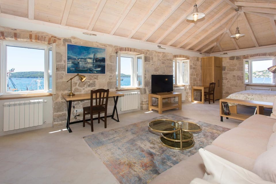 TV and multimedia, Seating area, Bedroom