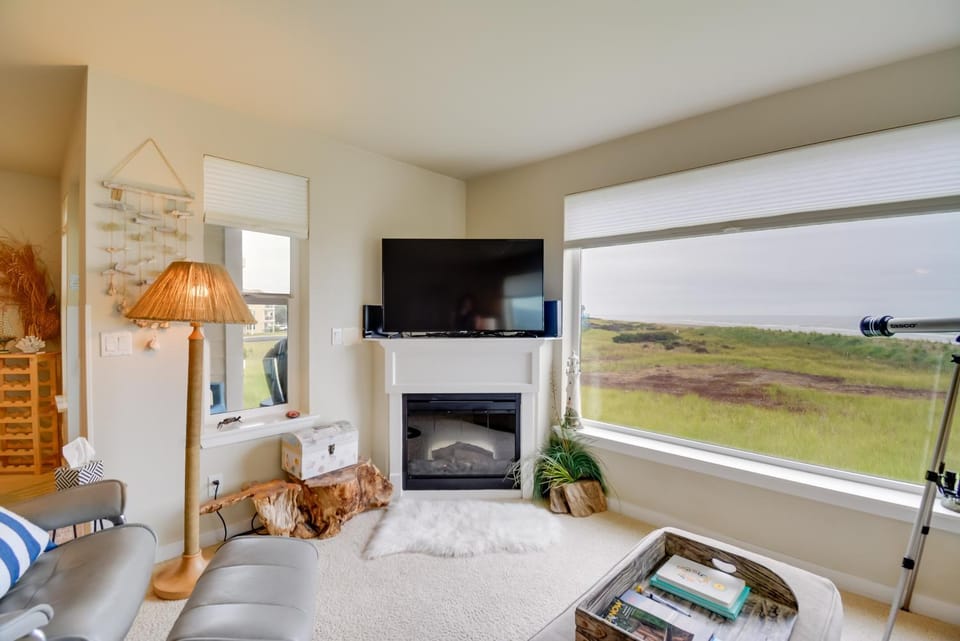 Walk to Beach Panoramic Splendor Westport Condo Apartment in Westport