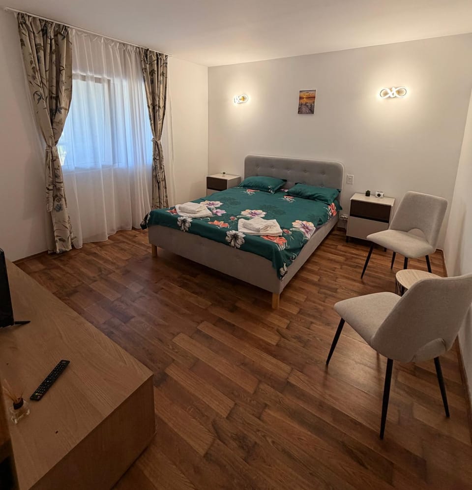 Bed, Seating area, towels