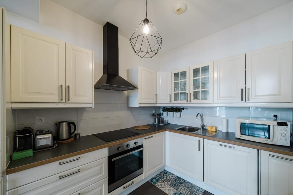 Coffee/tea facilities, Kitchen or kitchenette, dishwasher, microwave, oven, stove, toaster