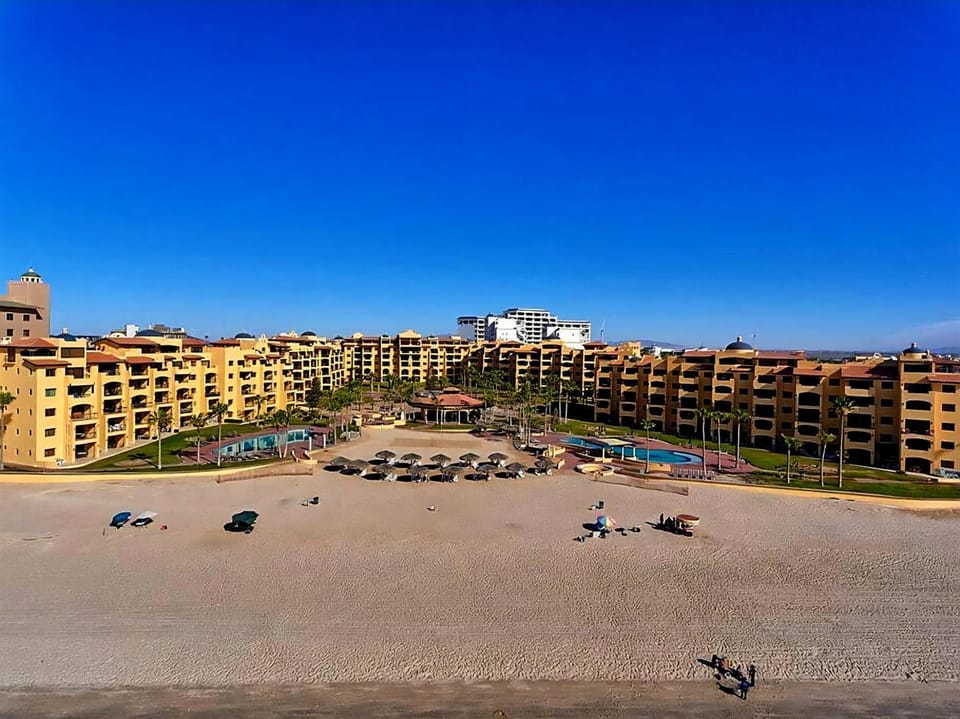 Ocean Front PRINCESA Resort D108-Sandy Beach-Ground Floor-HUGE Apartment in Rocky Point