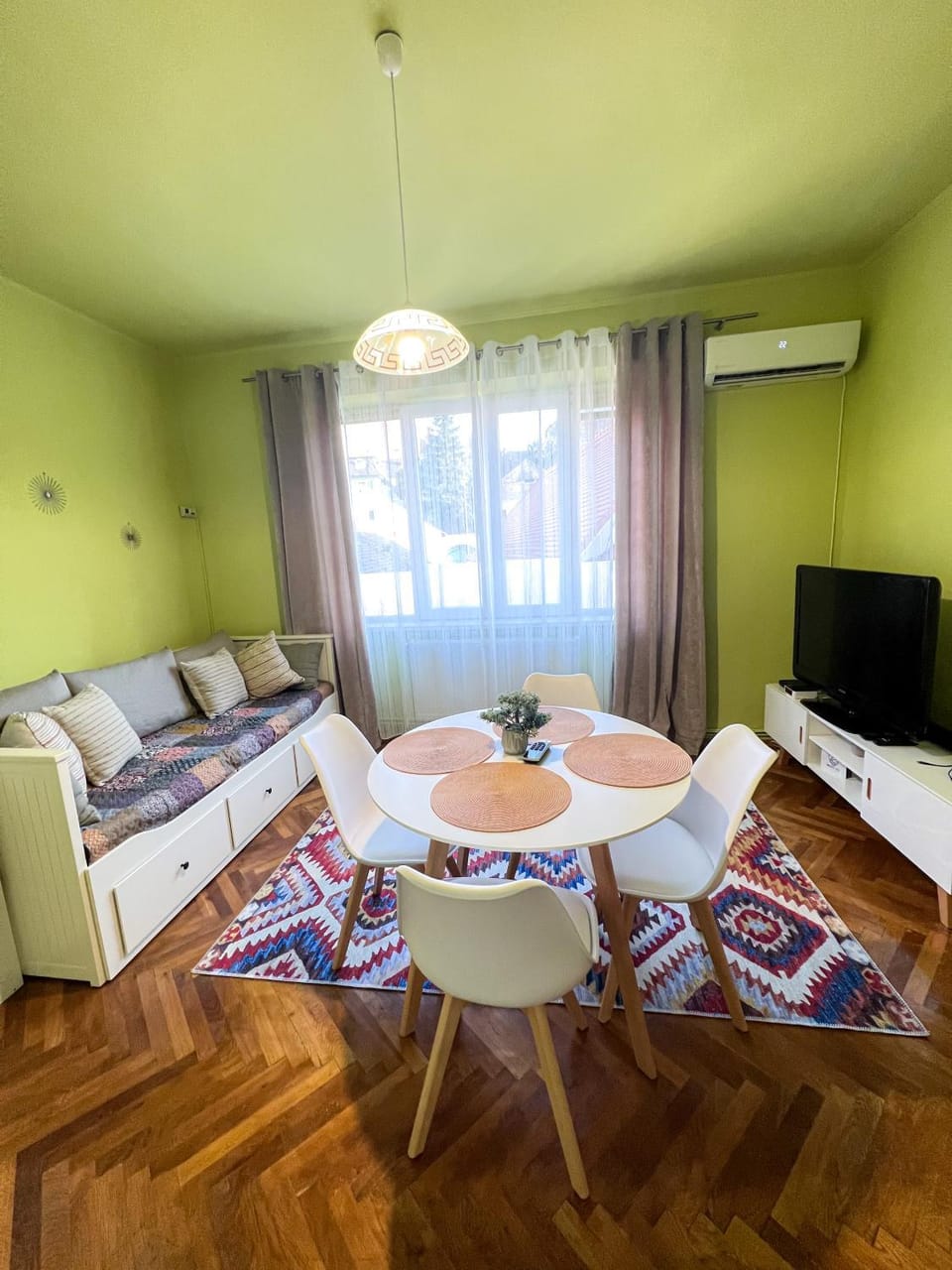 Communal lounge/ TV room, TV and multimedia, Living room, Photo of the whole room, Seating area, Dining area, Evening entertainment