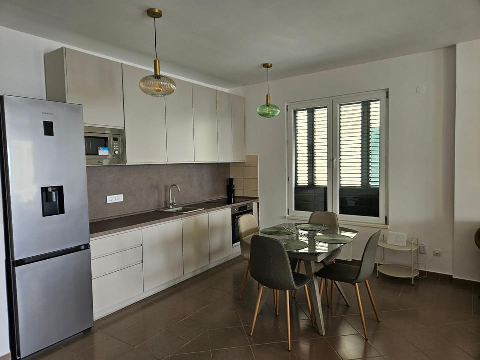 Kitchen or kitchenette, Dining area, minibar, pet friendly, stove