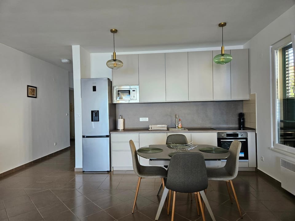 Kitchen or kitchenette, Dining area, minibar, pet friendly, stove