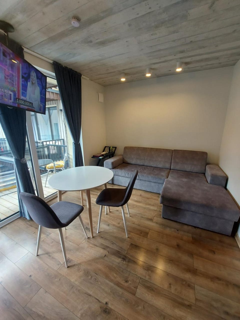 TV and multimedia, Living room, Seating area, Dining area