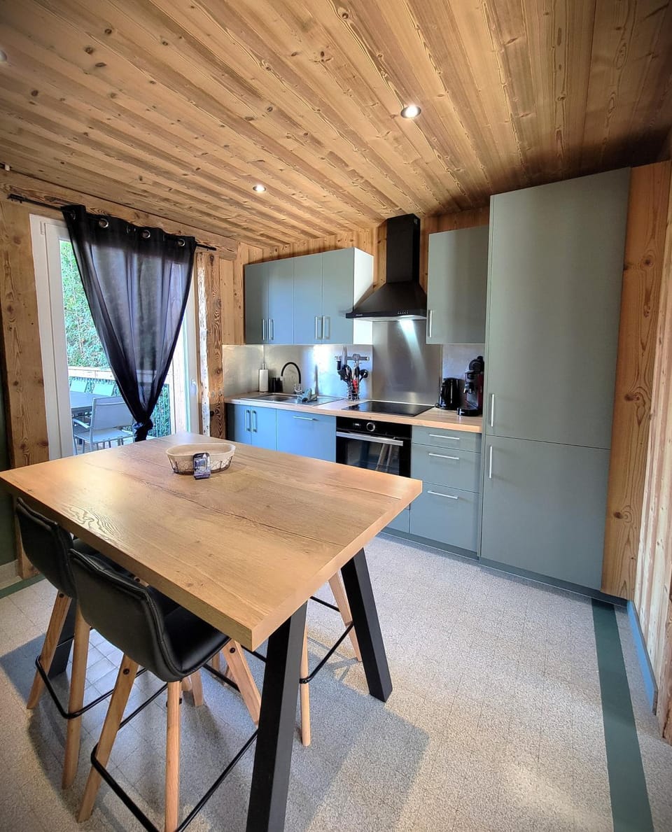 Kitchen or kitchenette, Dining area