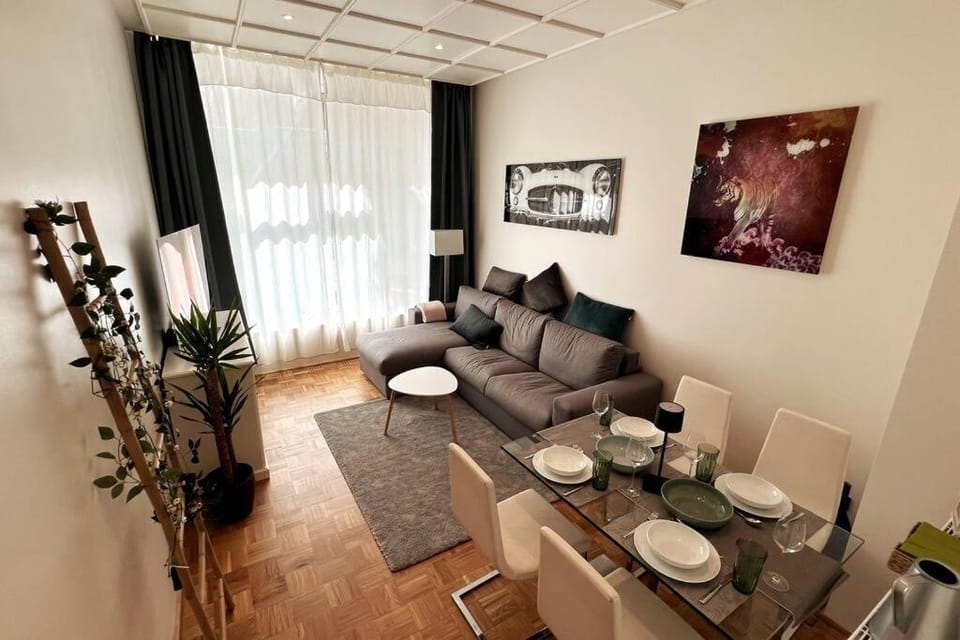 TV and multimedia, Living room, Seating area, Dining area