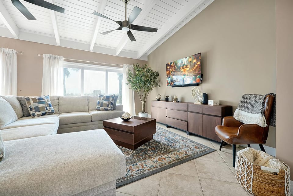 Communal lounge/ TV room, TV and multimedia, Living room, Seating area, Evening entertainment