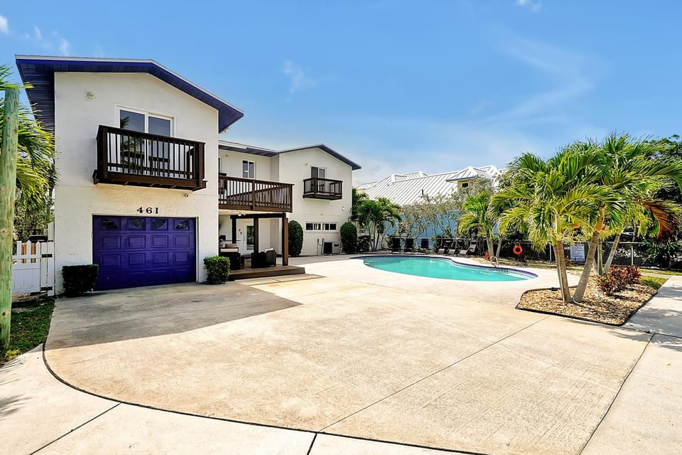 Property building, Garden, Garden view, Pool view, Swimming pool, sunbed
